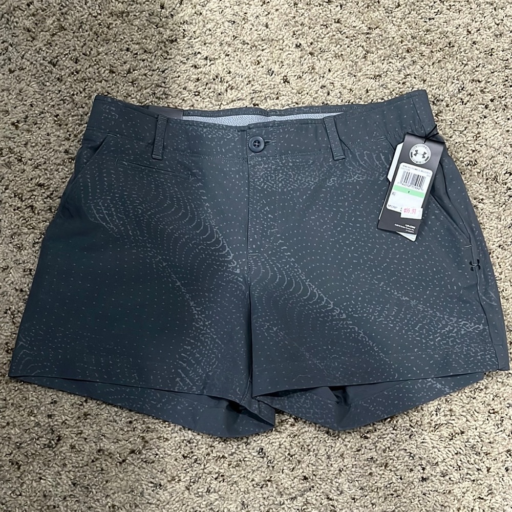 Under Armour Ladies 4” Shorts. Size: 8